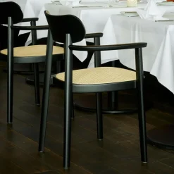 118 FV Armlehnstuhl mit Rohrgeflecht