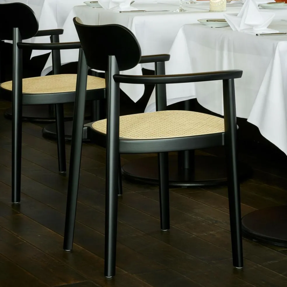 118 FV Armlehnstuhl mit Rohrgeflecht