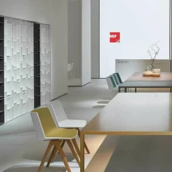 Aïku Stuhl mit Beinen aus Eiche