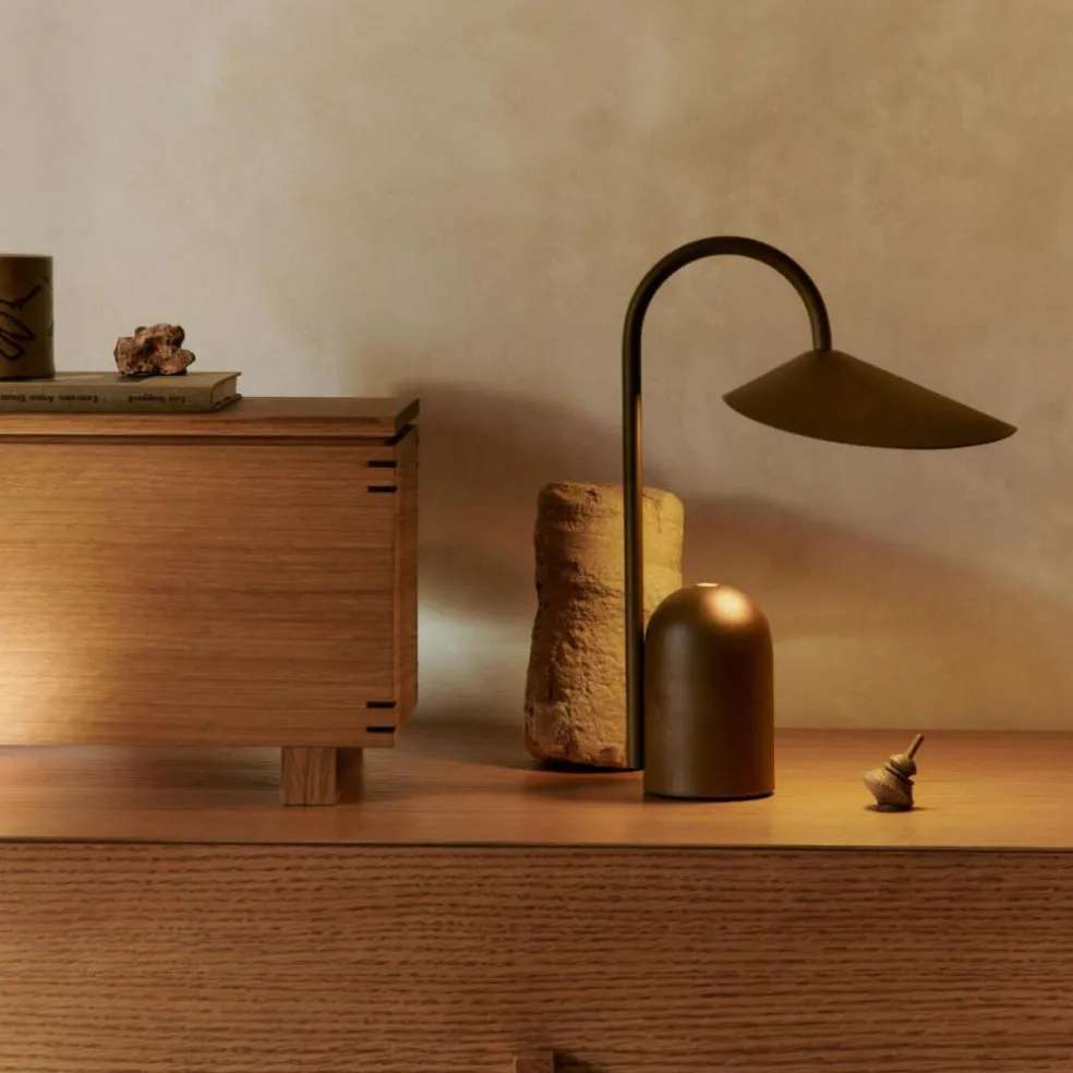 Arum Portable Tischleuchte mit Akku