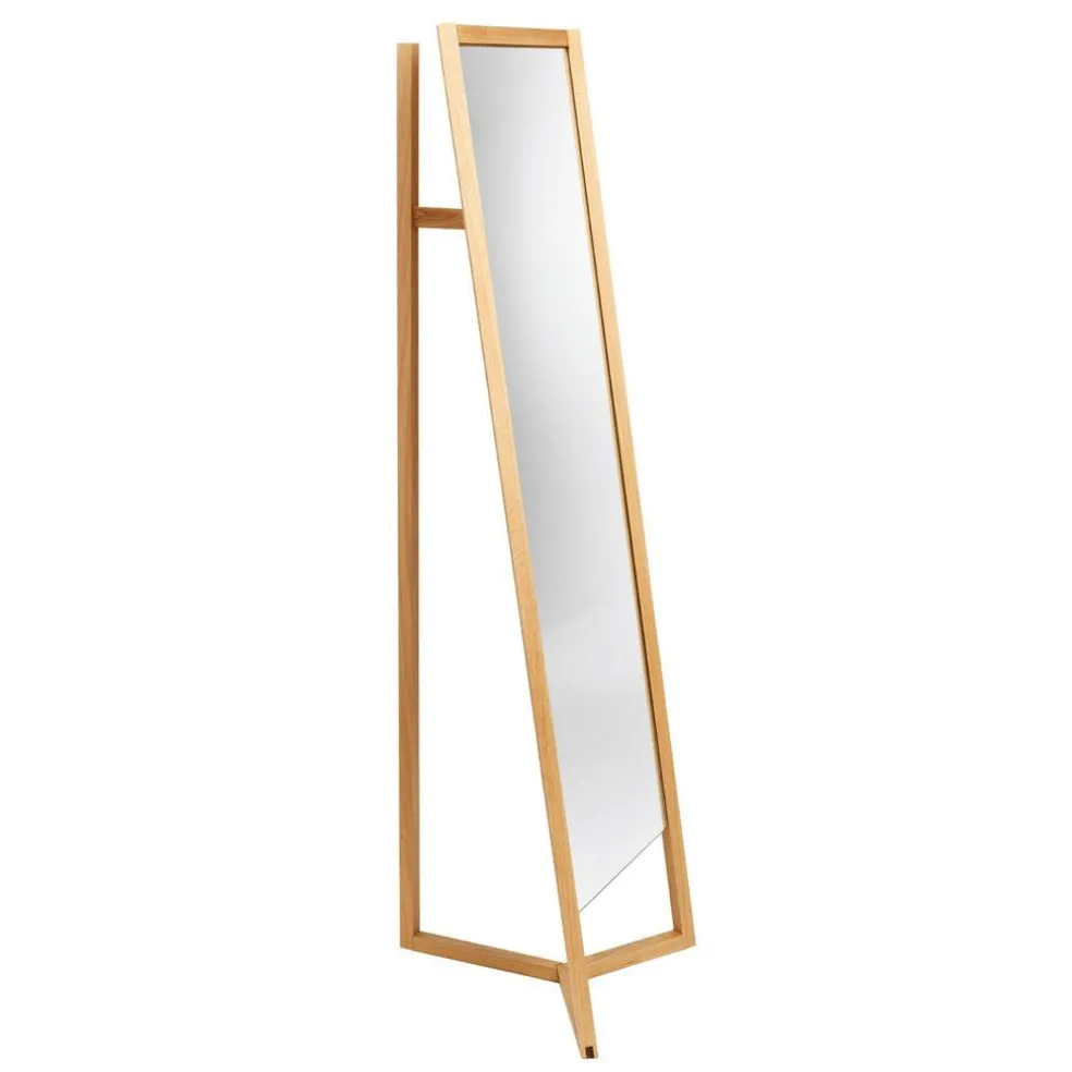 Club Garderobe mit Spiegel