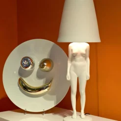 Hiding Lady Tischleuchte