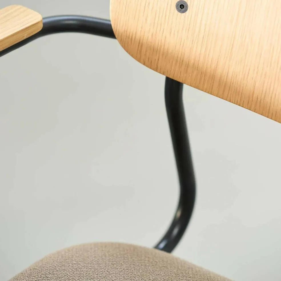 J182 Holmen Armlehnstuhl stapelbar gepolstert