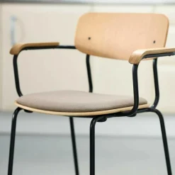 J182 Holmen Armlehnstuhl stapelbar gepolstert