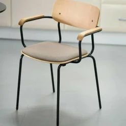 J182 Holmen Armlehnstuhl stapelbar gepolstert