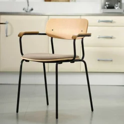 J182 Holmen Armlehnstuhl stapelbar gepolstert