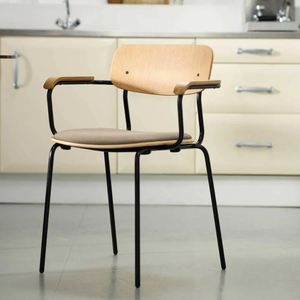 J182 Holmen Armlehnstuhl stapelbar gepolstert