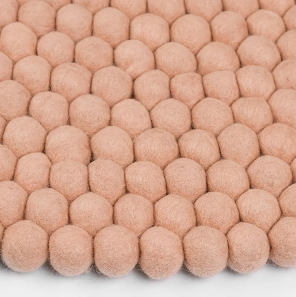 Merle Filzkugelteppich