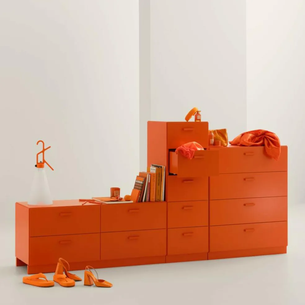 Relief Kommode niedrig mit Sockel 123x46,6cm