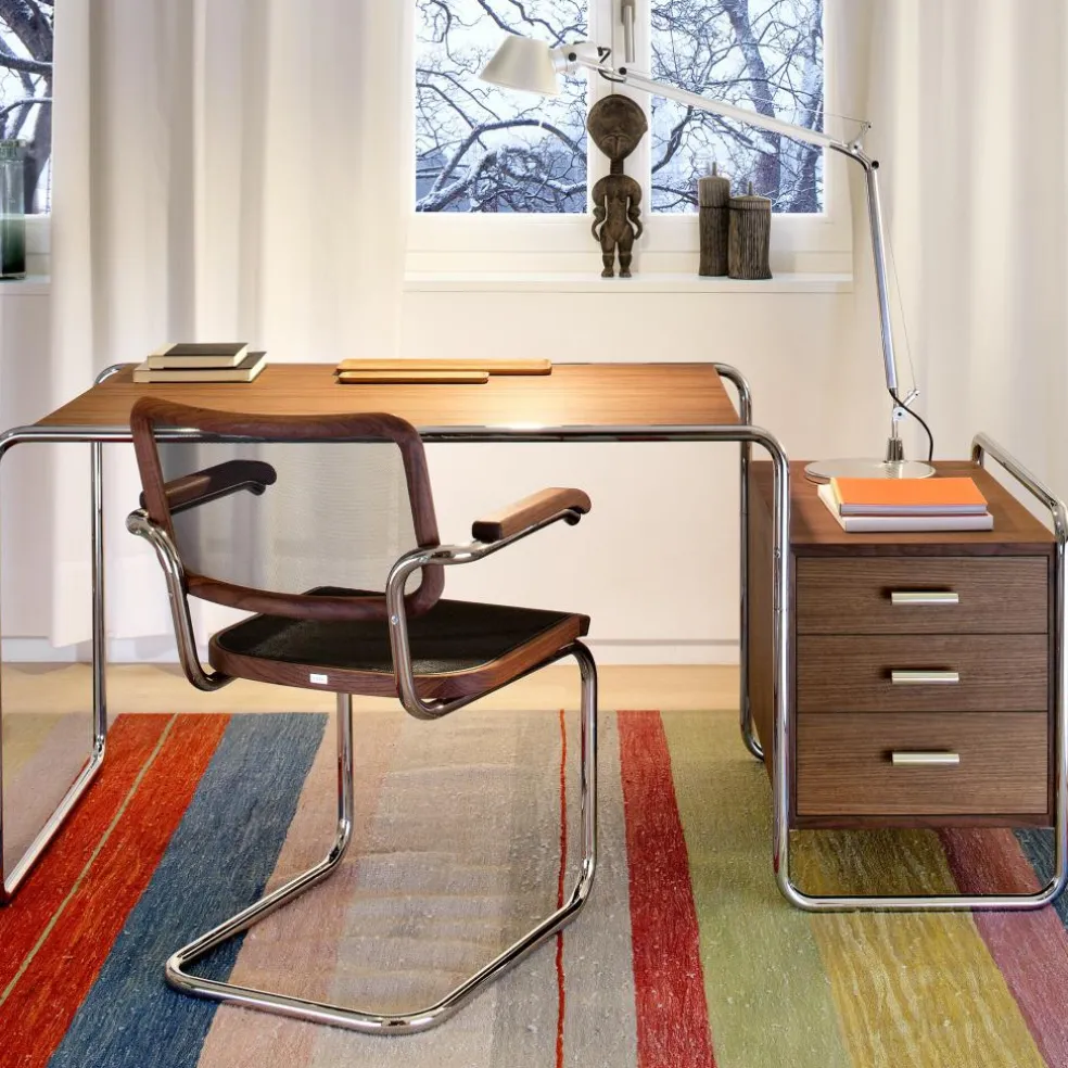 S 64 N Pure Materials Freischwinger Armlehnstuhl Nussbaum