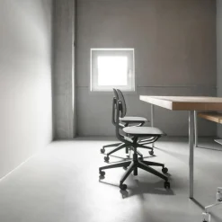 S2 Bürostuhl mit Rollen