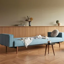 Splitback Styletto Schlafsofa mit Armlehnen Holz dunkel