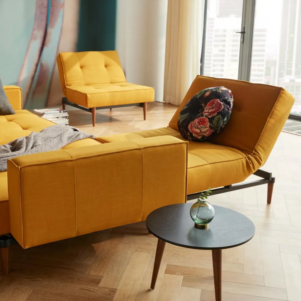 Splitback Styletto Schlafsofa mit Armlehnen Holz dunkel