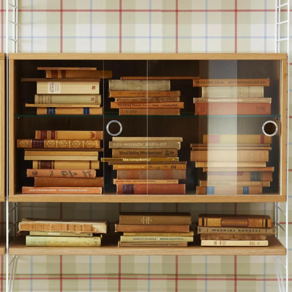 String System Vitrinenschrank mit Schiebtüren