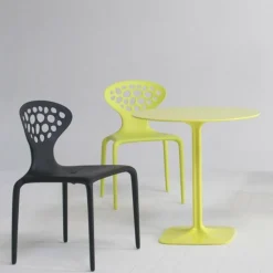 Supernatural Stuhl mit Löchern